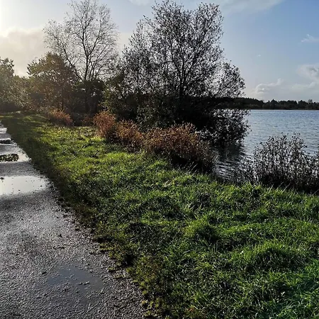 Scandinavian Lakeside Retreat-by Traum 펜션