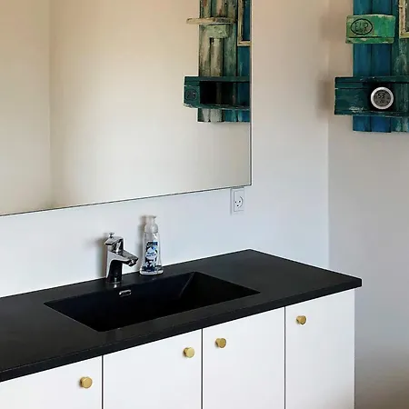 Scandinavian Lakeside Retreat-by Traum 펜션