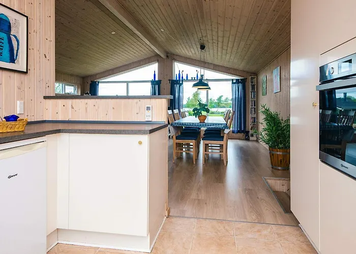 Scandinavian Lakeside Retreat-by Traum Ansager