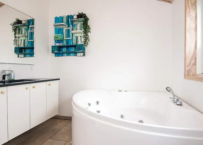 Dom wakacyjny Scandinavian Lakeside Retreat-by Traum