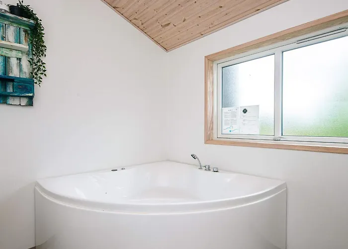 Scandinavian Lakeside Retreat-by Traum Ansager