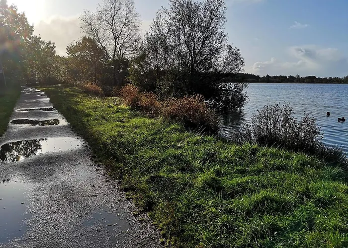 Scandinavian Lakeside Retreat-by Traum Dom wakacyjny