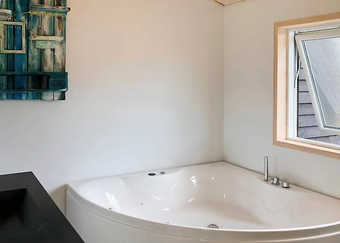 Scandinavian Lakeside Retreat-by Traum Dom wakacyjny