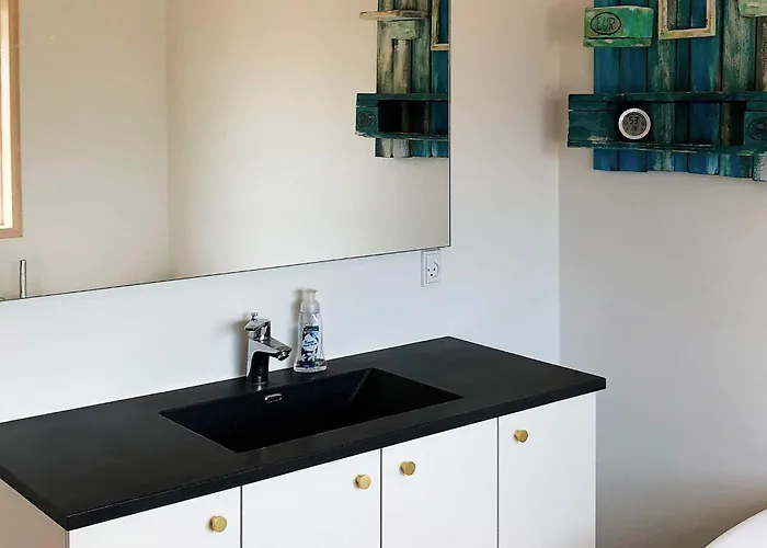 Scandinavian Lakeside Retreat-by Traum Dom wakacyjny